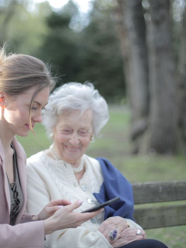 Tochter Erklärt ältere Mutter, Wie Mit Smartphone